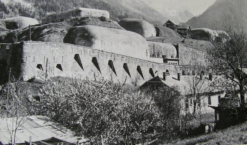 Ligne Maginot - Téléphérique SAPEY-REPLATON (Recette basse) (Divers) - Le fort du Replaton vu depuis le casernement de paix. On aperçoit sur les dessus la recette basse du téléphérique  - Inconnu