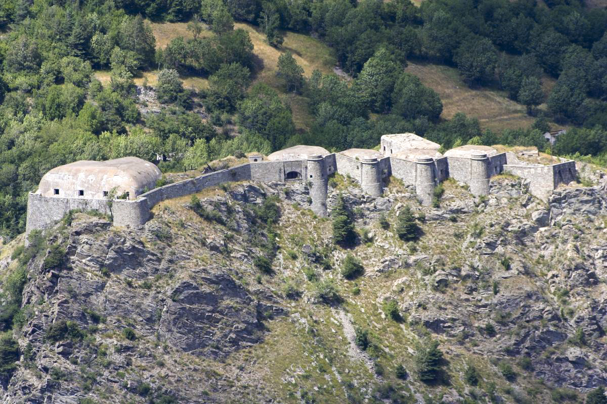 Ligne Maginot - REPLATON (QUARTIER ARC - 71° BAF) - (Position d'artillerie préparée) - Le front de tête vu depuis la route de Charmaix - JOLAS, Jean-Michel