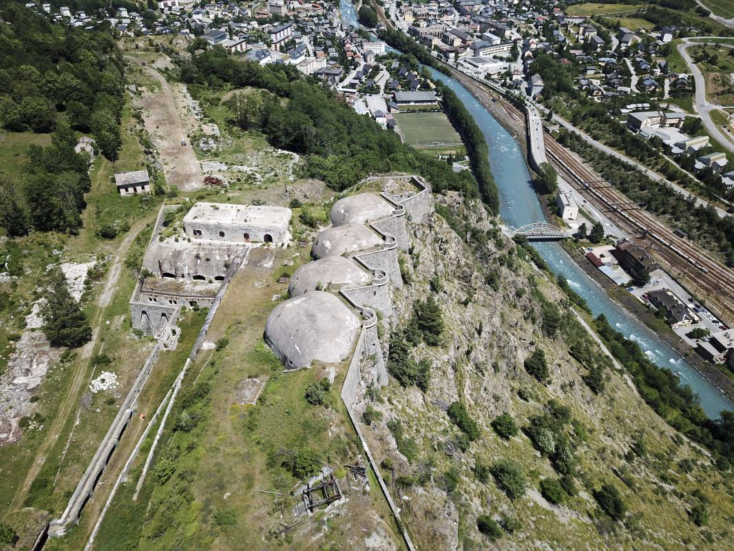 Ligne Maginot - REPLATON (QUARTIER ARC - 71° BAF) - (Position d'artillerie préparée) - Vue aérienne sur les batteries A et D - ELLENA - CUNY