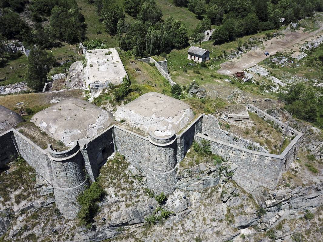 Ligne Maginot - REPLATON (QUARTIER ARC - 71° BAF) - (Position d'artillerie préparée) - Vue aérienne sur les batteries A et D
A droite, le bastionnet nord-est et l'observatoire d'artillerie construit par le 154° RAP - ELLENA - CUNY