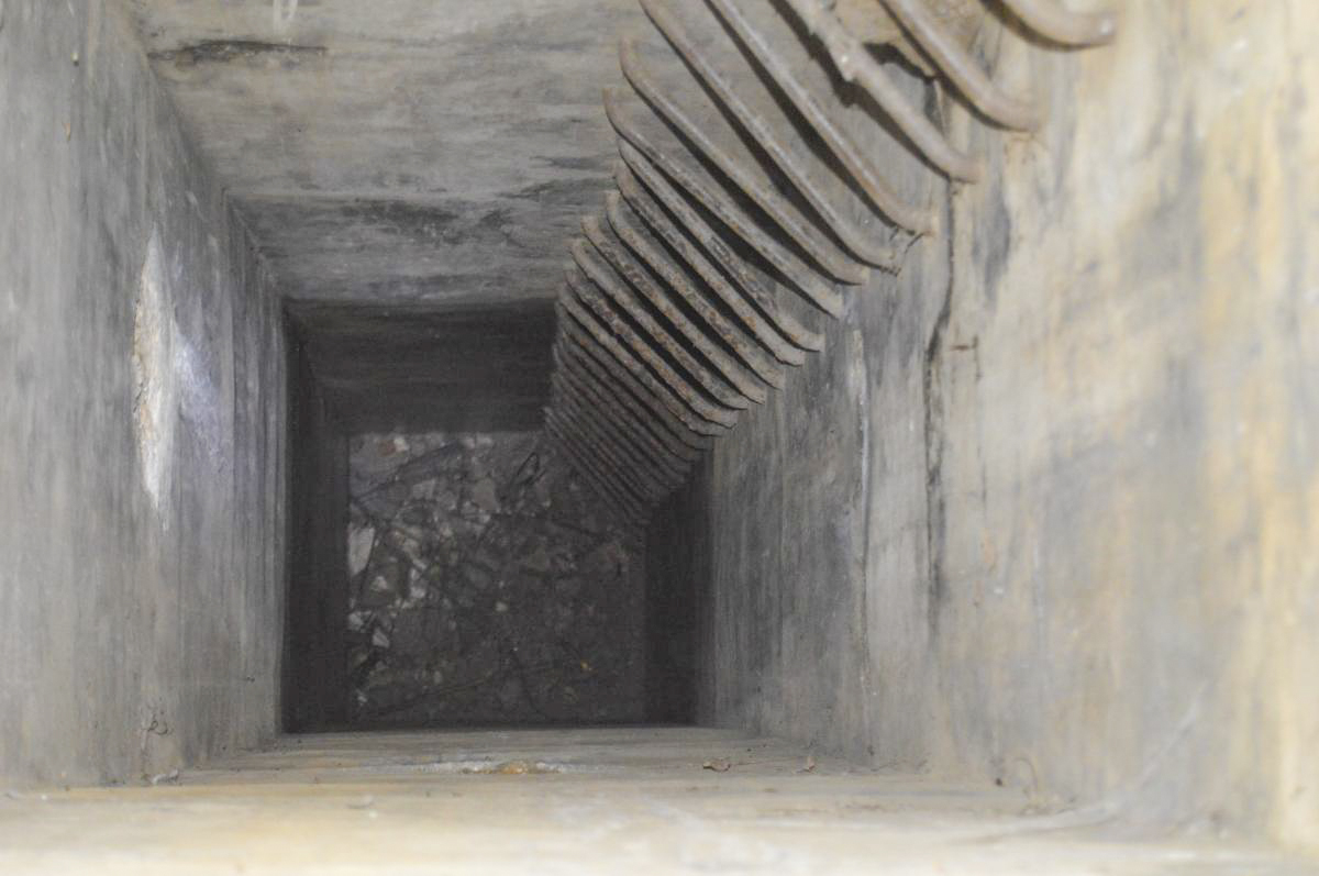 Ligne Maginot - SAINT ANTOINE 2 - (Blockhaus pour arme infanterie) - Le puits d'accès à la galerie comblé - Michal Prasil