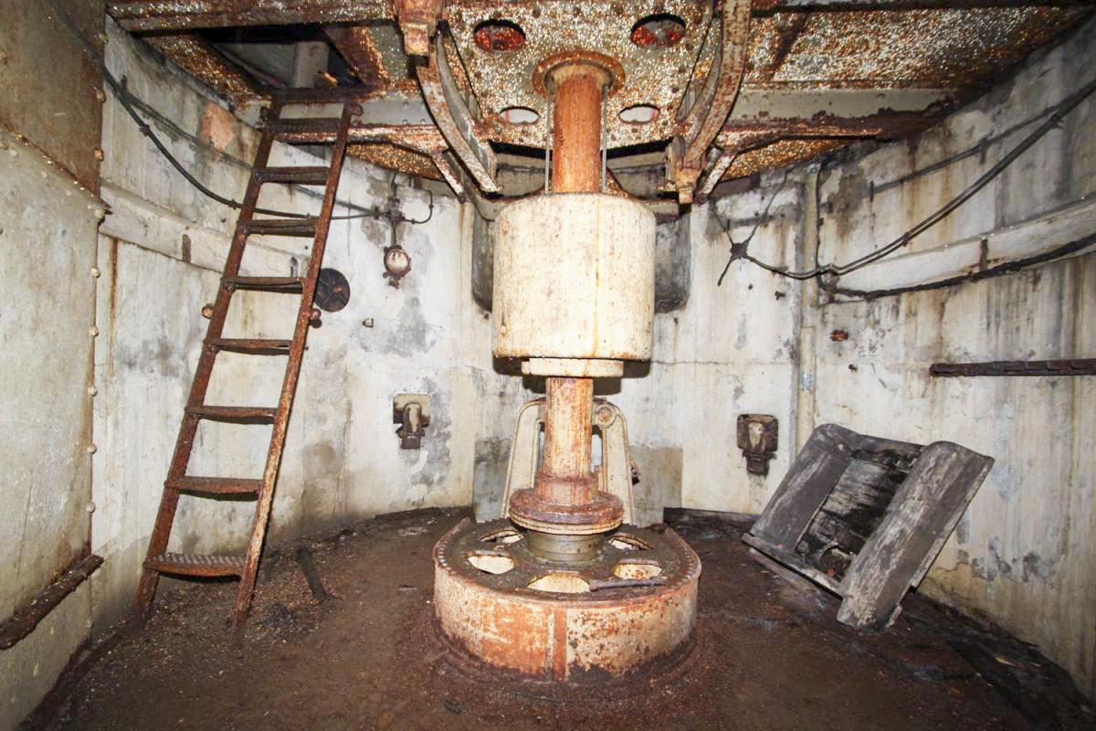Ligne Maginot - FORT DE MUTZIG - (Ouvrage d'artillerie) - Batterie 6
Tourelle de 10 - Les Gardiens du Rhin