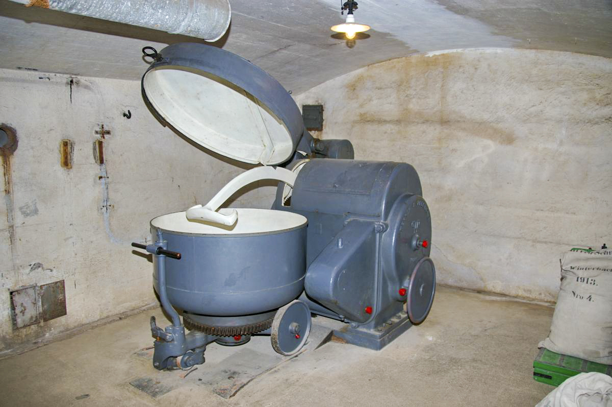 Ligne Maginot - FORT DE MUTZIG - (Ouvrage d'artillerie) - La boulangerie
Un pétrin électrique - D Froehly