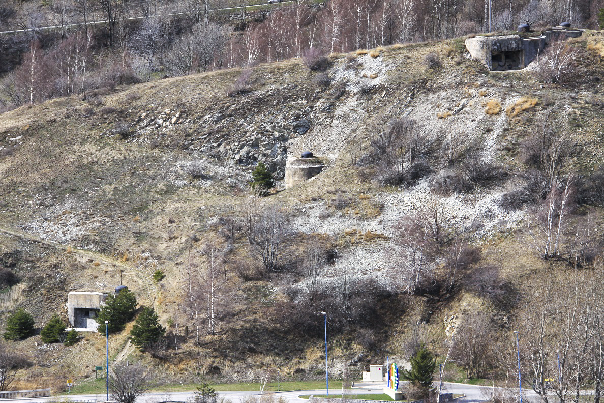Ligne Maginot - SAINT GOBAIN - (Ouvrage d'infanterie) - Ensemble vu de la RN6
De droite à gauche : blocs 2, 3 et 4
L'entrée et le bloc 1 sont à contre-pente - JOLAS, Jean-Michel