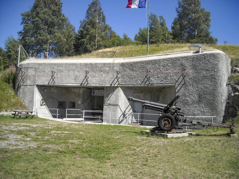 Ligne Maginot - SAINT GOBAIN - (Ouvrage d'infanterie) - Bloc EMH
La pièce exposée devant l'entrée est un canon britannique Ordnance QF 25 pounder - Jérémie BUTTARD