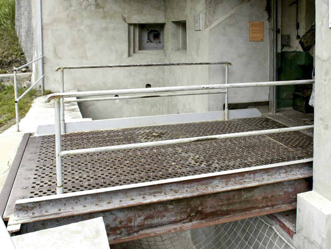 Ligne Maginot - SAINT GOBAIN - (Ouvrage d'infanterie) - Bloc EMH
Pont-levis en position et créneau FM - JMBrams