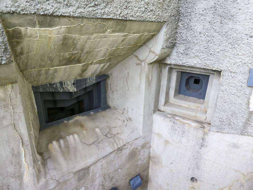 Ligne Maginot - SAINT GOBAIN - (Ouvrage d'infanterie) - Bloc 1
Détail d'un créneau de mortier et du créneau FM de défense du fossé - ELLENA - CUNY
