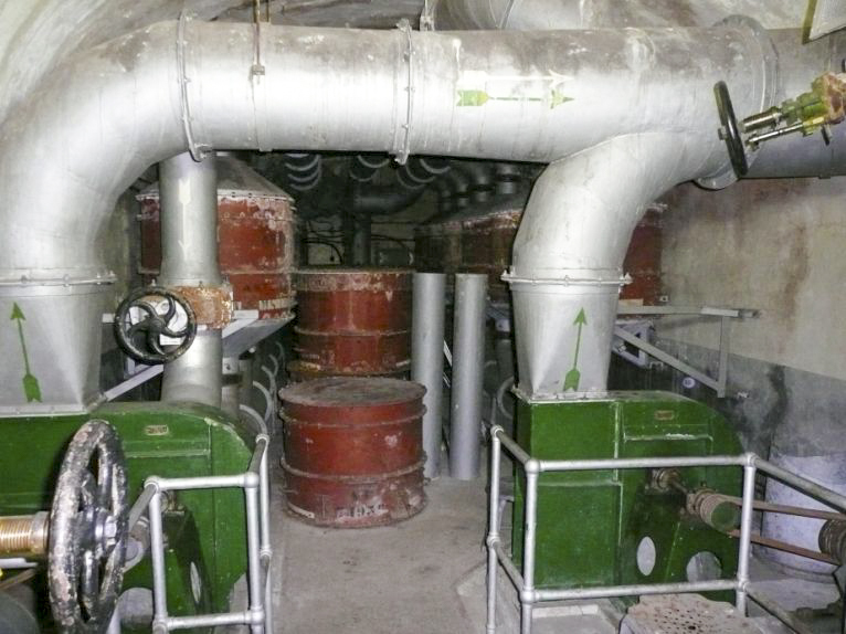 Ligne Maginot - SAINT GOBAIN - (Ouvrage d'infanterie) - Salle de neutralisation de l'ouvrage
De chaque cotés, les ventilateurs air gazé  - ARMAND Patrick