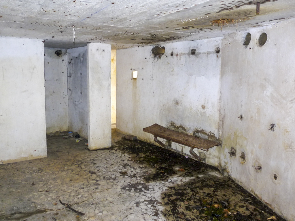 Ligne Maginot - BELLEVUE - (Central téléphonique d'observation) - Vue de l'intérieur du blockhaus avec la pièce à usage de central téléphonique au fond à gauche - Sylvie Laure LAMBERT