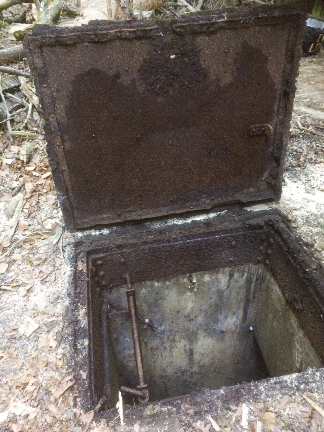Ligne Maginot - 75T - (Chambre de coupure) - Trappe d'accès fortement rouillée mais manoeuvrable - djdada