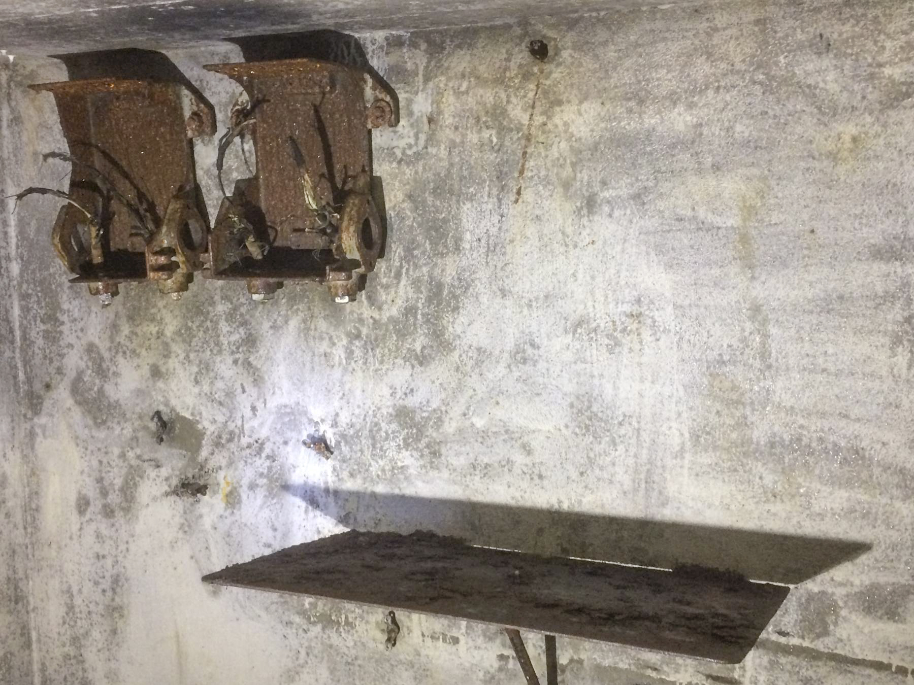 Ligne Maginot - 75T - (Chambre de coupure) - Reste de deux boitiers de protection pour 6 lignes chacun
Tablette rabattable en dessous. - djdada