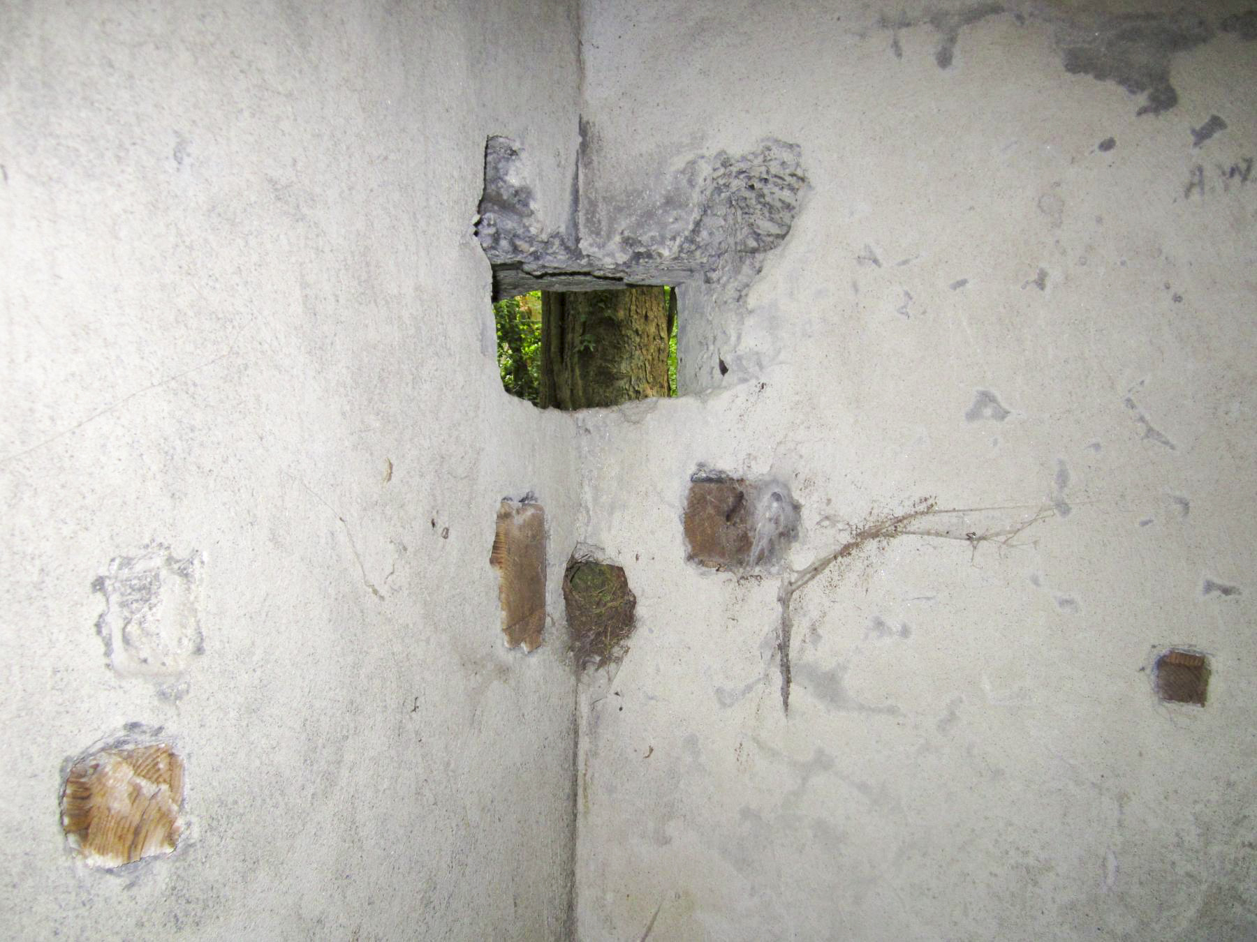 Ligne Maginot - 57 - STEINGIESSEN - (Blockhaus pour arme infanterie) - Créneau dans le coin de la chicane d'entrée, il couvre les arrières du bloc - G.Fuchs