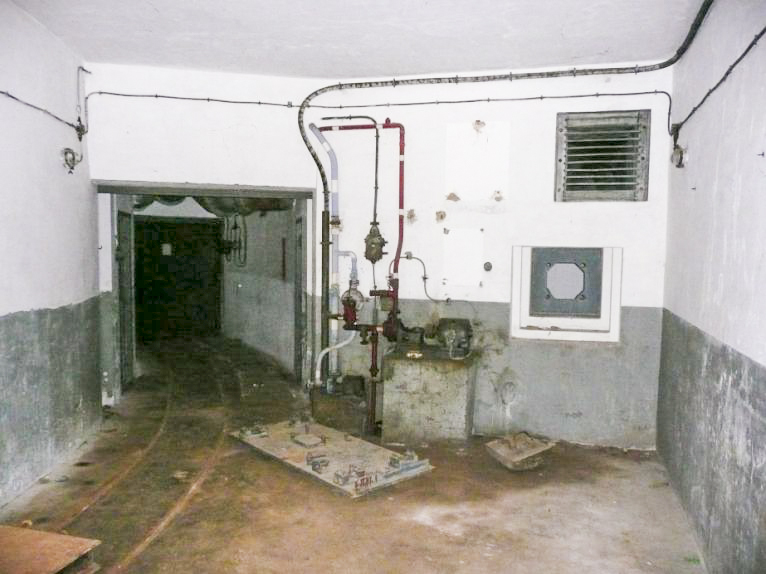 Ligne Maginot - SAPEY - (Ouvrage d'artillerie) - Le hall d'entrée
Avec en fond la pompe à gasoil permettant le refoulement de celui ci vers les cuves de l'ouvrage - ARMAND Patrick