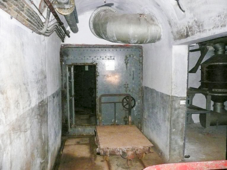 Ligne Maginot - SAPEY - (Ouvrage d'artillerie) - Sas  étanche permettant d'isoler le bloc d'entrée du reste de l'ouvrage en cas d'attaque par gaz. - ARMAND Patrick