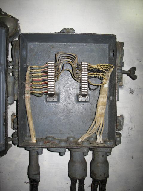 Ligne Maginot - SAPEY - (Ouvrage d'artillerie) - Répartiteur téléphonique de l'entrée
Détail des connexions réalisées. - ARMAND Patrick