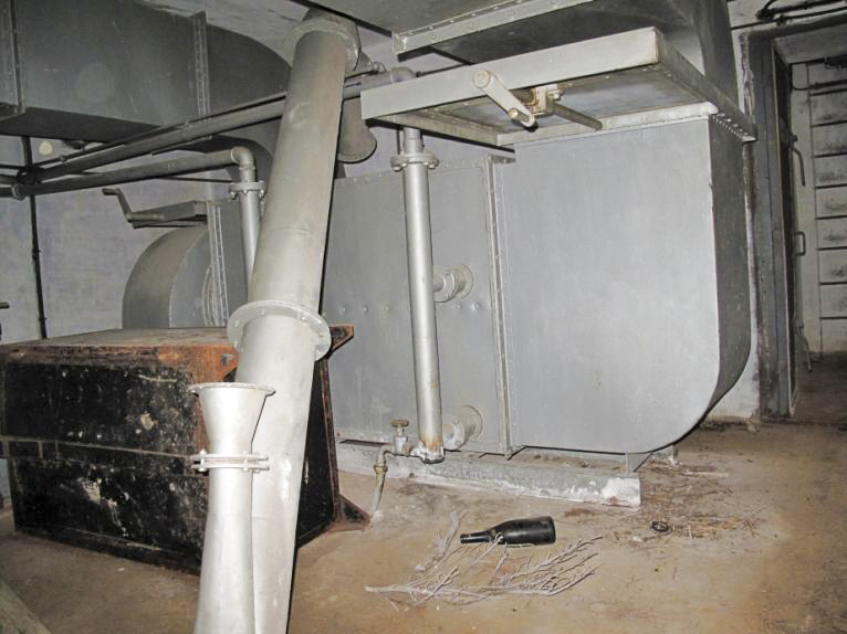 Ligne Maginot - SAPEY - (Ouvrage d'artillerie) - Bloc EHM
L'aéro-refroidisseur au sous-sol, destiné au refroidissement de l'eau des moteurs de l'usine une fois les bâches d'eau de refroidissement des moteurs arrivées à température.