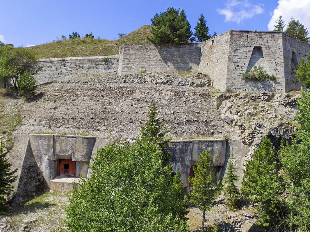Ligne Maginot - SAPEY - (Ouvrage d'artillerie) - Blocs 1 et 2.
Noter au-dessus des blocs la partie de terrain naturel rectifiée en 1934 (visière rocheuse supprimée et couverture en béton maigre), un an après la construction des blocs. - JOLAS, Jean-Michel