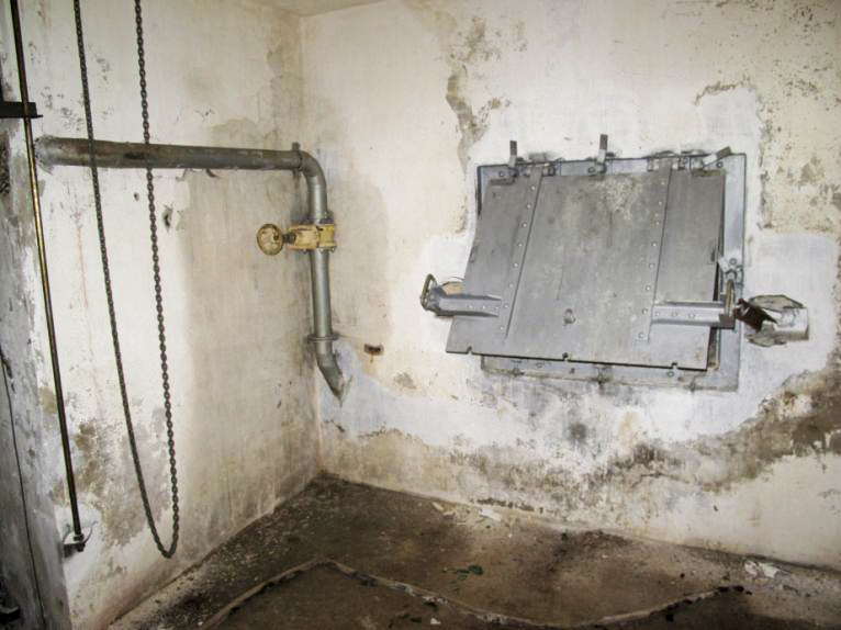 Ligne Maginot - SAPEY - (Ouvrage d'artillerie) - Bloc 2
Réceptacle à douilles situé à l'étage inférieur - ARMAND Patrick