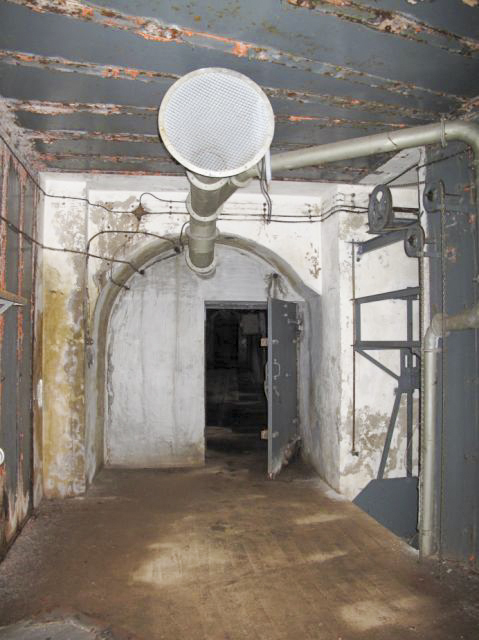 Ligne Maginot - SAPEY - (Ouvrage d'artillerie) - Bloc 1
Porte blindée et monte-charge. - ARMAND Patrick