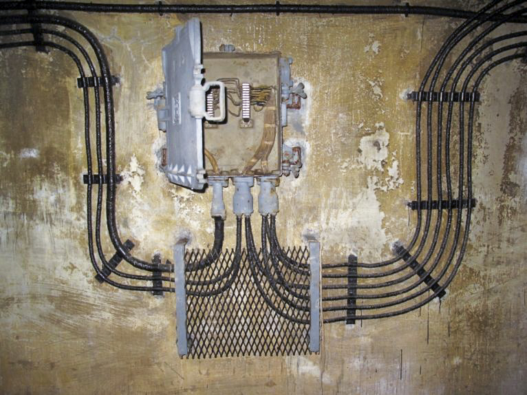 Ligne Maginot - SAPEY - (Ouvrage d'artillerie) - Bas des blocs 1 et 2
Le répartiteur  téléphonique des blocs 1 et 2 - ARMAND Patrick