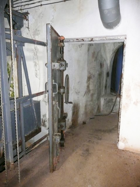Ligne Maginot - SAPEY - (Ouvrage d'artillerie) - Bloc 2
Porte blindée et monte-charge. - ARMAND Patrick