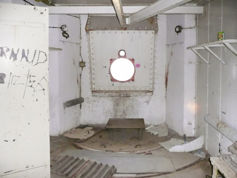Ligne Maginot - SAPEY - (Ouvrage d'artillerie) - Bloc 4
L'un des emplacements de 75 mle 29 - ARMAND Patrick