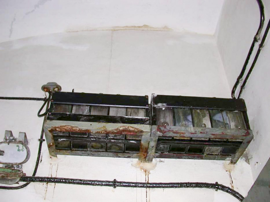 Ligne Maginot - SAPEY - (Ouvrage d'artillerie) - Bloc 4
Les batteries de secours des transmetteurs d'ordre, installation modernisée après guerre - ZEIG Marc