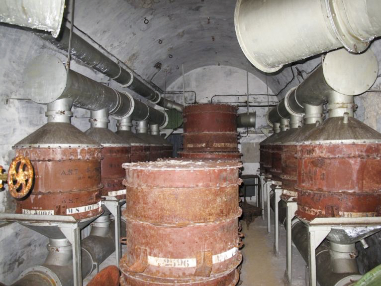 Ligne Maginot - SAPEY - (Ouvrage d'artillerie) - Salle de neutralisation
Prévue pour permettre de filtrer l'air extérieur en cas d'attaque par gaz. - ARMAND Patrick