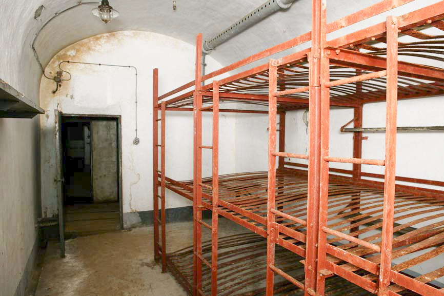 Ligne Maginot - SAPEY - (Ouvrage d'artillerie) - L'une des chambrées pour la troupe - ZEIG Marc