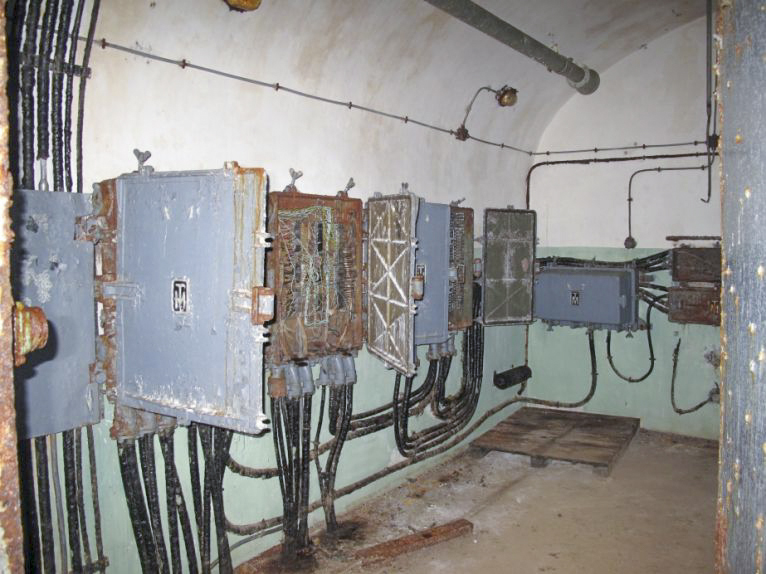 Ligne Maginot - SAPEY - (Ouvrage d'artillerie) - Central téléphonique
Répartiteurs principaux de l'ouvrage et boitiers de protection des centraux - ARMAND Patrick