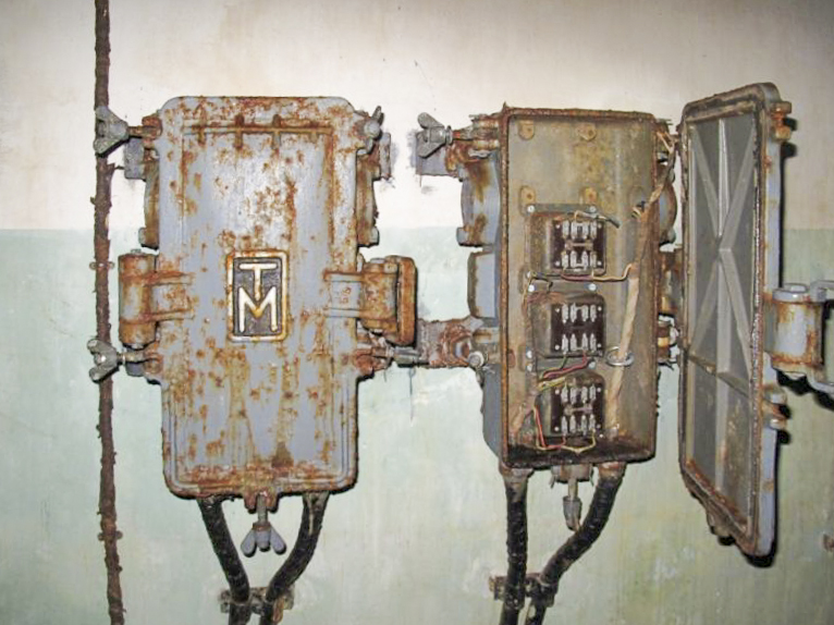 Ligne Maginot - SAPEY - (Ouvrage d'artillerie) - Central téléphonique
Boitiers de translateurs. 
L'utilisation de ces équipements spéciaux laisse deviner que le nombre de lignes extérieures n'est pas suffisant par rapport aux besoins de l'ouvrage. - ARMAND Patrick