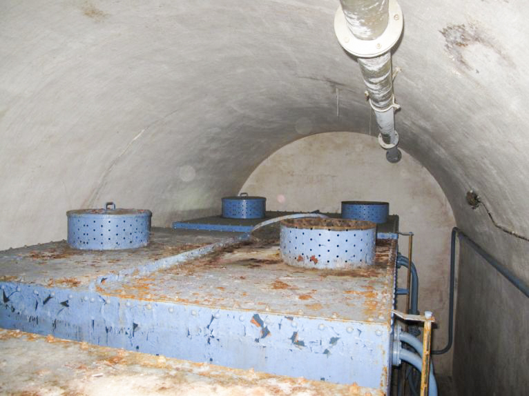 Ligne Maginot - SAPEY - (Ouvrage d'artillerie) - Cuves de stockage de l'eau
Aérateurs en partie supérieure - ARMAND Patrick