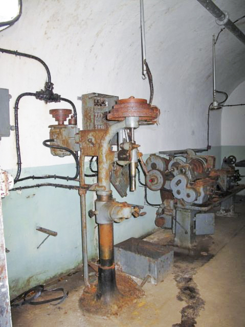 Ligne Maginot - SAPEY - (Ouvrage d'artillerie) - Atelier Artillerie Génie
Le tour et la perceuse - ARMAND Patrick