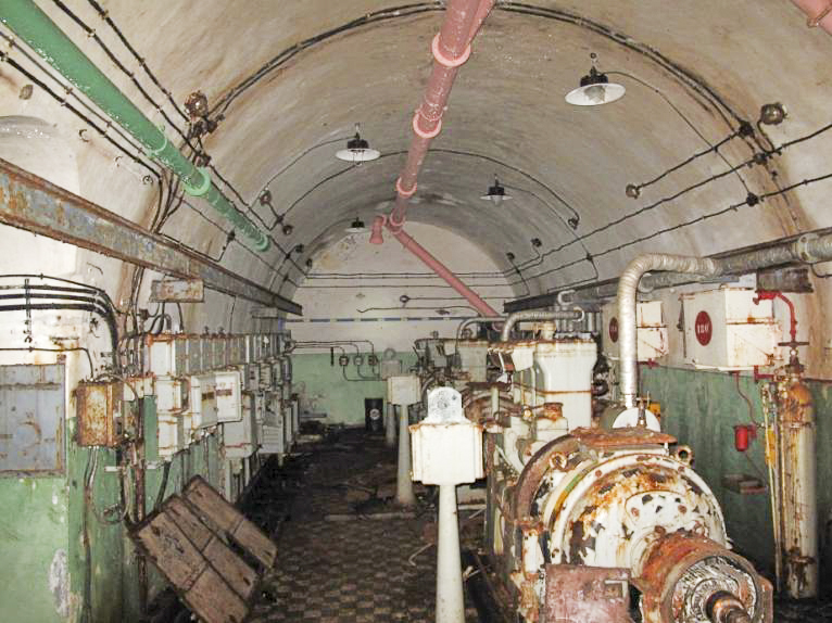 Ligne Maginot - SAPEY - (Ouvrage d'artillerie) - L'usine électrique
Les vandales et le temps ont fait leur oeuvre - ARMAND Patrick