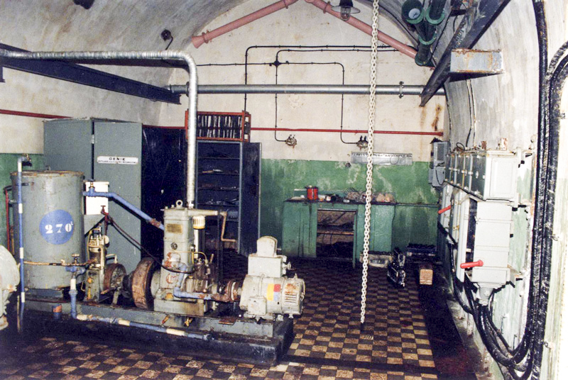 Ligne Maginot - SAPEY - (Ouvrage d'artillerie) - L'usine électrique (État en 1993)
Le groupe auxiliaire CLM 1PJ65 avec le compresseur à air pour le démarrage des moteurs et la génératrice alimentant l'éclairage de secours - Pascal LAMBERT