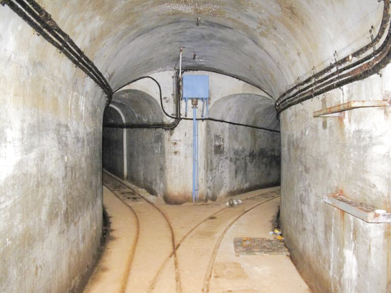 Ligne Maginot - SAPEY - (Ouvrage d'artillerie) - Galeries
Embranchement vers à droite les B3 et B4 et à gauche les B1 et B2 - ARMAND Patrick