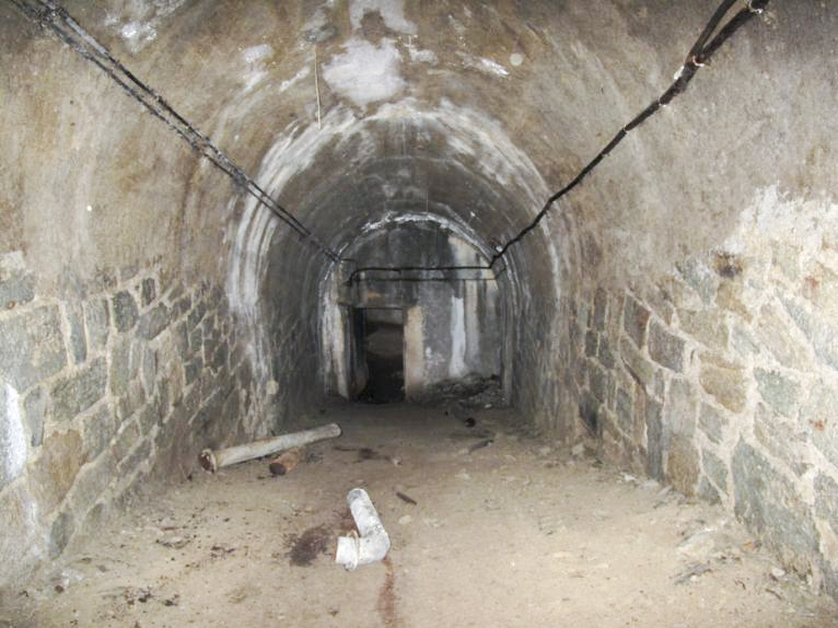 Ligne Maginot - SAPEY - (Ouvrage d'artillerie) - Galeries de l'ancien fort du Sapey  réutilisées dans l'ouvrage Maginot
Il s'agit de la galerie reliant les blocs 2 et 3, coté bloc 3 - ARMAND Patrick