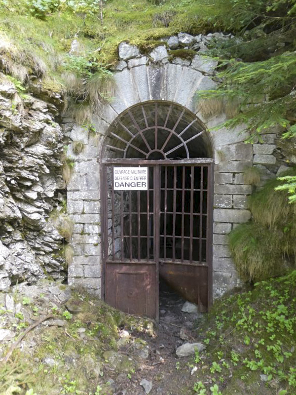 Ligne Maginot - SAPEY - (Ouvrage d'artillerie) - L'accès au casernement sous roc qui communique avec l'ouvrage Maginot du Sapey - Ellena-Cuny
