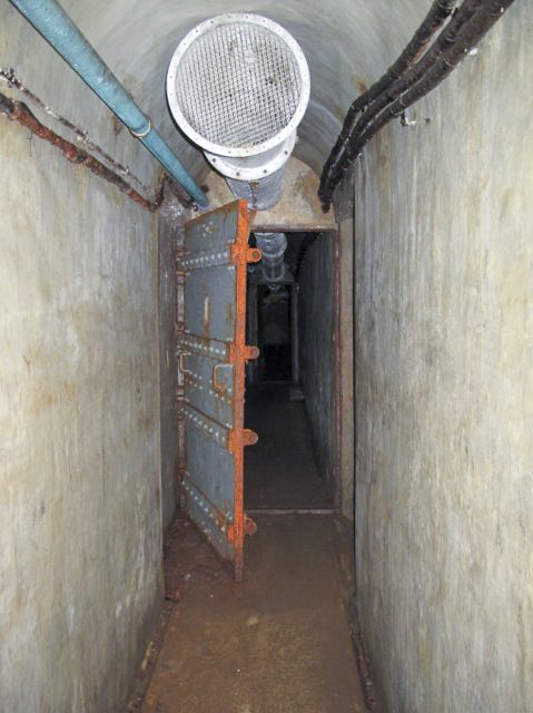 Ligne Maginot - SAPEY - (Ouvrage d'artillerie) - Entrée depuis l'ancien abri caverne Séré de Rivières extérieur au fort.
Cette entrée-issue de secours se trouve au fond de l'abri
Les cables au plafond sont les arrivées de téléphone desservant l'ouvrage - ARMAND Patrick