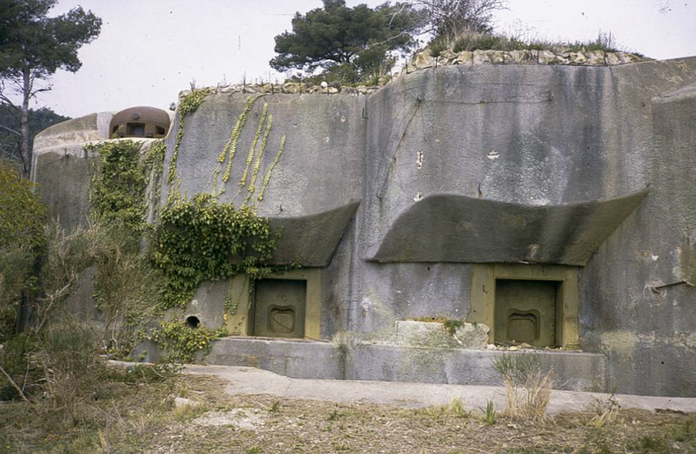 Ligne Maginot - ROQUEBRUNE - CORNILLAT - (Ouvrage d'artillerie) - Bloc 2
Les deux créneaux de 75 mle 31 - LOVINY Alain