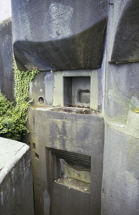 Ligne Maginot - ROQUEBRUNE - CORNILLAT - (Ouvrage d'artillerie) - Bloc 2
Créneau de mortier de 81 en partie inférieure, créneau de 75 mle 31 en partie supérieure - LOVINY Alain