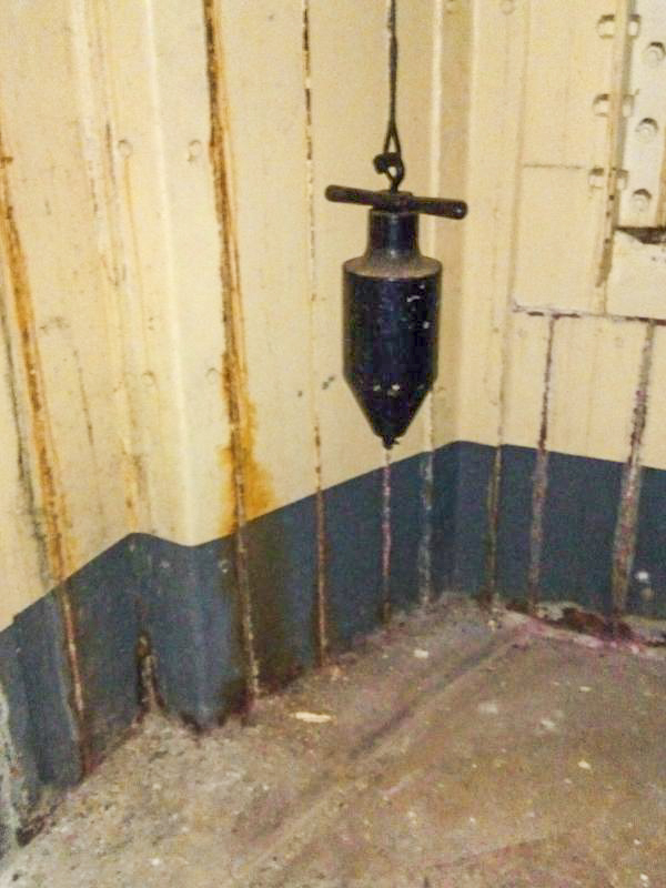 Ligne Maginot - ROQUEBRUNE - CORNILLAT - (Ouvrage d'artillerie) - Bloc 2 
L'un des contre-poids pour un mortier de 75. - HENZEL Elian