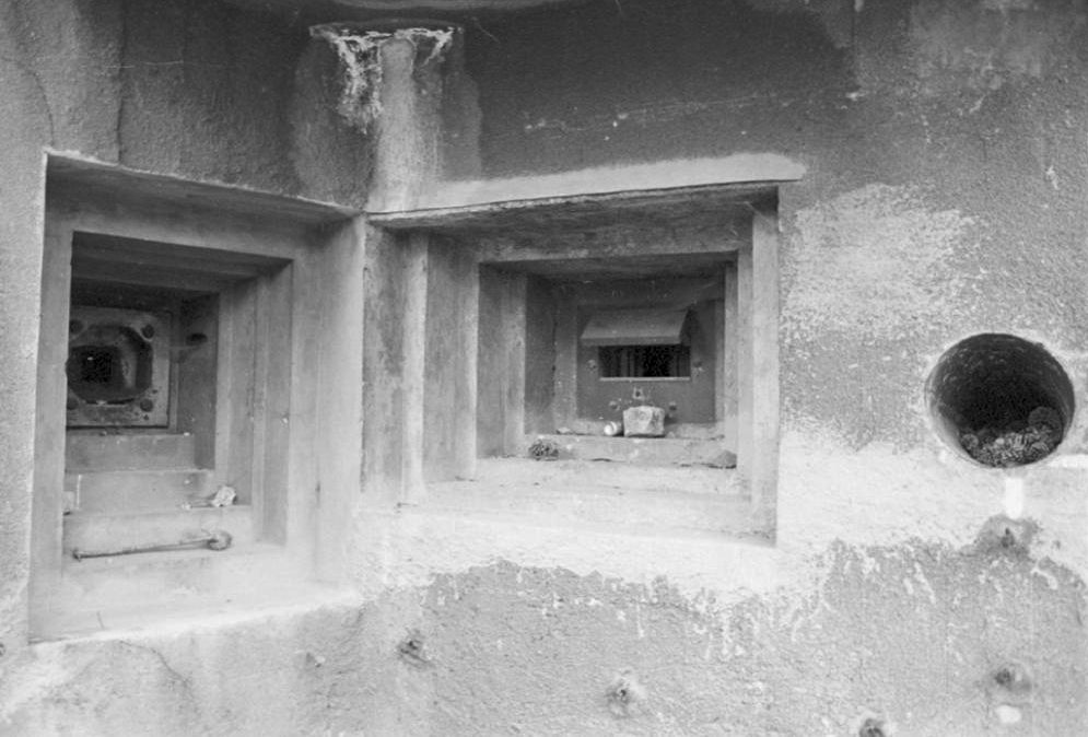 Ligne Maginot - ROQUEBRUNE - CORNILLAT - (Ouvrage d'artillerie) - Bloc 3
A droite la gaine circulaire du créneau optique permettant la communication avec l'ouvrage de SAINTE AGNES en télégraphie optique; au centre le créneau d'observation cuirassé sous béton et à gauche un créneau pour FM