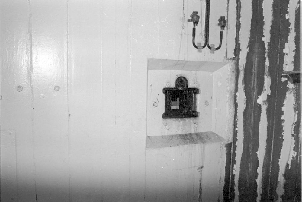Ligne Maginot - ROQUEBRUNE - CORNILLAT - (Ouvrage d'artillerie) - Bloc 3
Le créneau observatoire vu de l'intérieur. Noter la double prise téléphonique datant des années 50
Ce créneau permet l'observation vers Ste Agnés - LOVINY Alain