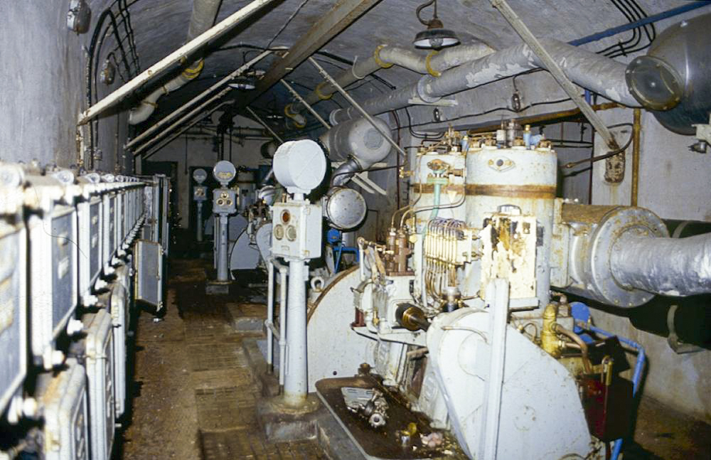 Ligne Maginot - ROQUEBRUNE - CORNILLAT - (Ouvrage d'artillerie) - L'usine électrique
Moteur diesel Alsthom de 89 CV et alternateur Alsthom - LOVINY Alain