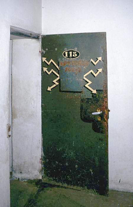 Ligne Maginot - ROQUEBRUNE - CORNILLAT - (Ouvrage d'artillerie) - La porte d'accés du central téléphonique - LOVINY Alain