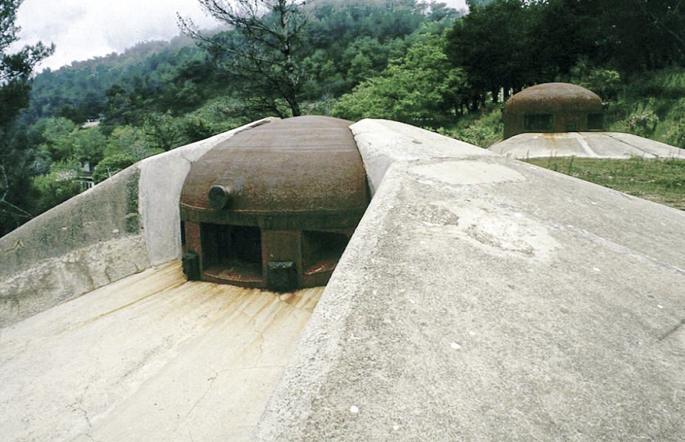 Ligne Maginot - ROQUEBRUNE - CORNILLAT - (Ouvrage d'artillerie) - Bloc 2
La cloche pour jumelage de mitrailleuse Reibel - LOVINY Alain