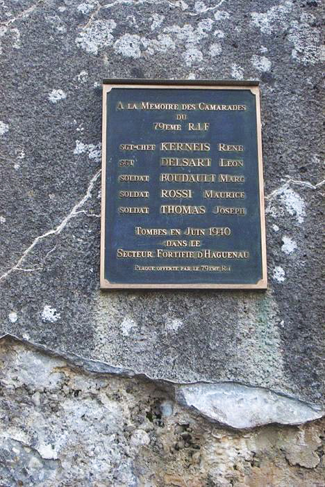 Ligne Maginot - OBERROEDERN SUD - RIEFFEL - (Casemate d'infanterie - Double) - Plaque en mémoire des morts du 79° RIF lors des combats de Juin 1940 dans le SFH - GRAMI