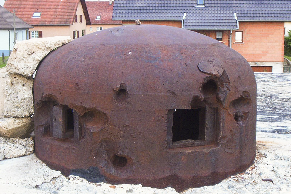 Ligne Maginot - OBERROEDERN SUD - RIEFFEL - (Casemate d'infanterie - Double) - La cloche GFM durement touchée par les tirs Allemands ou le Sgt Delsart à trouvé la mort - GRAMI