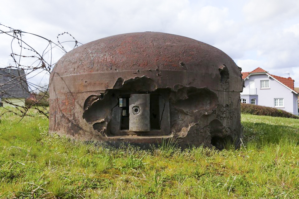 Ligne Maginot - OBERROEDERN SUD - RIEFFEL - (Casemate d'infanterie - Double) - La cloche GFM durement touchée par les tirs Allemands ou le Sgt Delsart à trouvé la mort - GRAMI